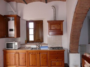 Kühlschrank, Mikrowelle, Kochgeschirr/Geschirr/Besteck