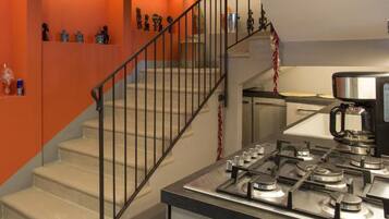 Kühlschrank, Ofen, Geschirrspüler, Kochgeschirr/Geschirr/Besteck