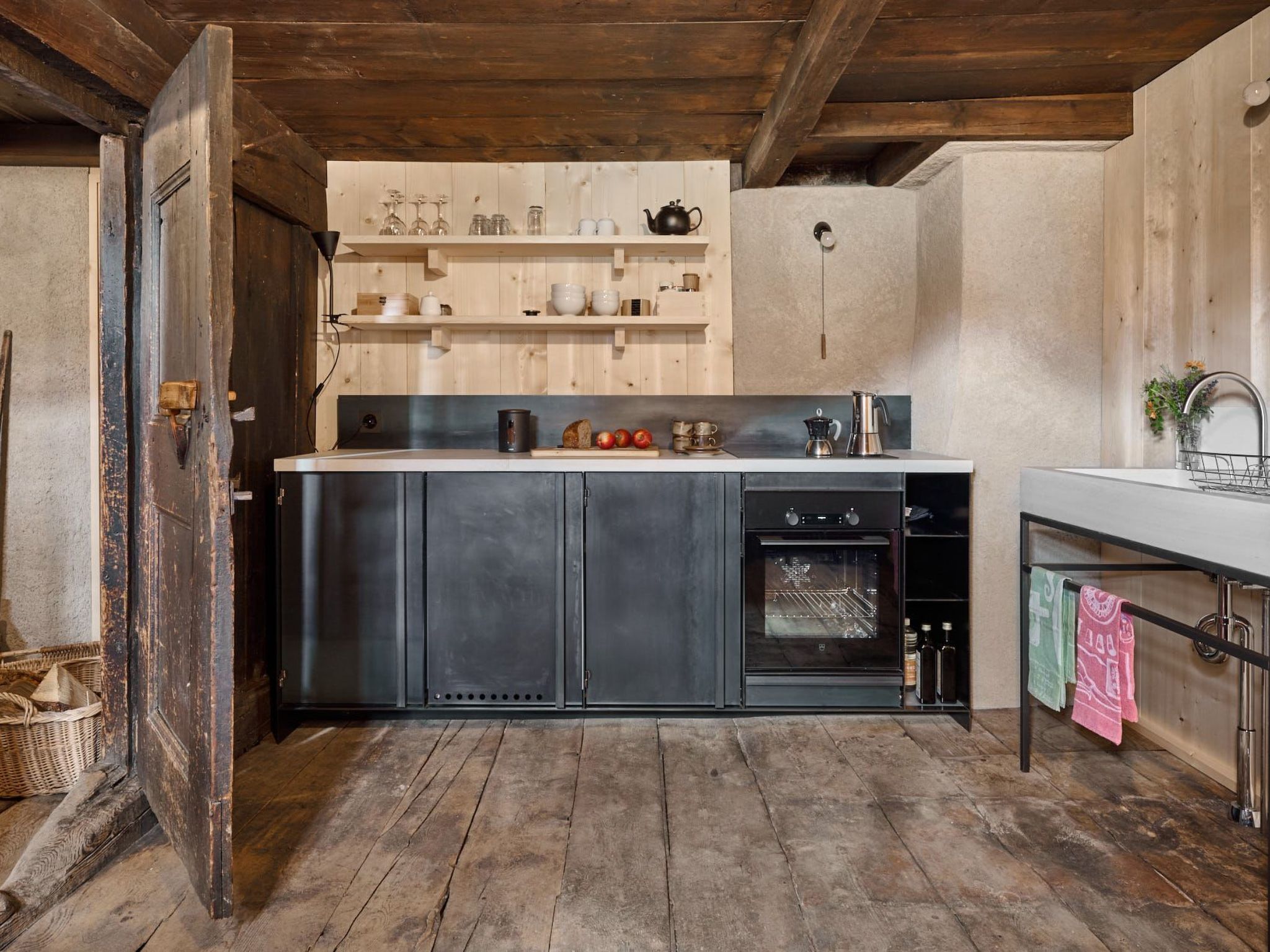 Réfrigérateur, four, batterie de cuisine, vaisselle et ustensiles