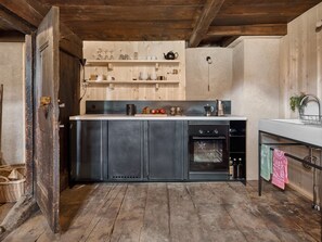 Réfrigérateur, four, batterie de cuisine, vaisselle et ustensiles
