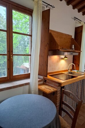 Kühlschrank, Mikrowelle, Kochgeschirr/Geschirr/Besteck