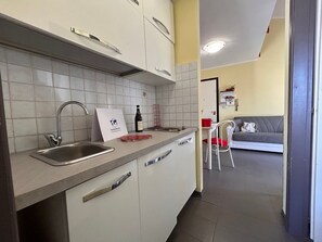 Kühlschrank, Ofen, Geschirrspüler, Kochgeschirr/Geschirr/Besteck