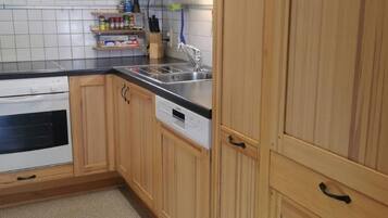 Frigorífico, microondas, horno y lavavajillas