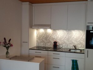 冷蔵庫、オーブン、調理器具と食器