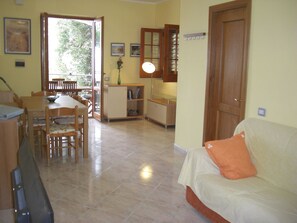 TV - Strandnahe Wohnung in Pisciotta mit Grill by Interhome (Pisciotta)