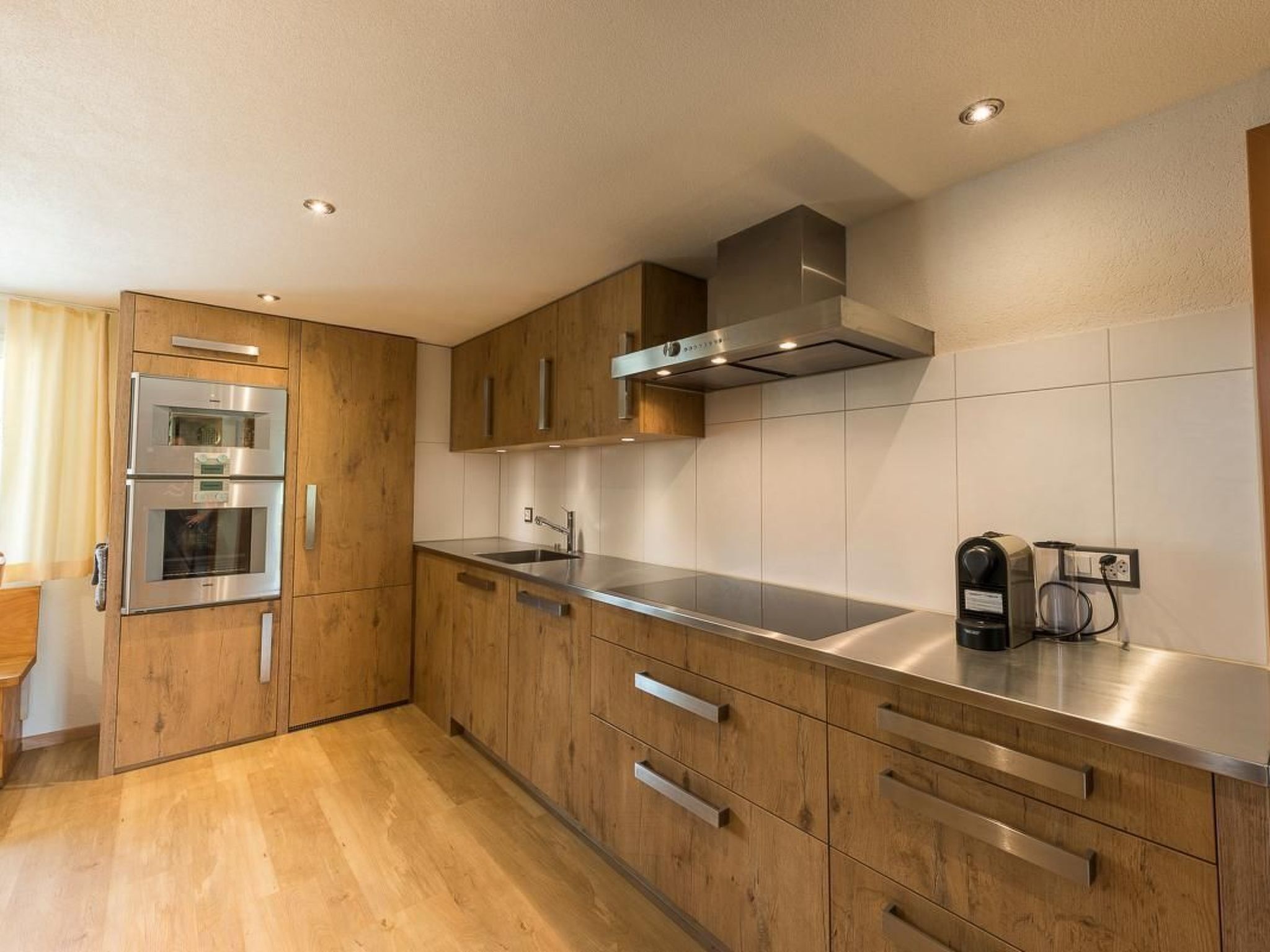 Køleskab, ovn, opvaskemaskine, køkkentøj/tallerkener/redskaber