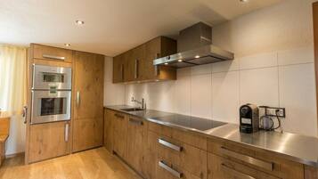 Køleskab, ovn, opvaskemaskine, køkkentøj/tallerkener/redskaber