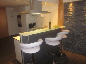 Kühlschrank, Ofen, Geschirrspüler, Kochgeschirr/Geschirr/Besteck