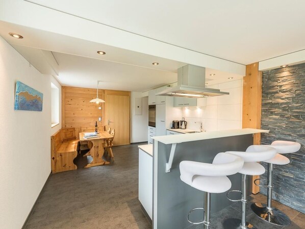 Kühlschrank, Ofen, Geschirrspüler, Kochgeschirr/Geschirr/Besteck