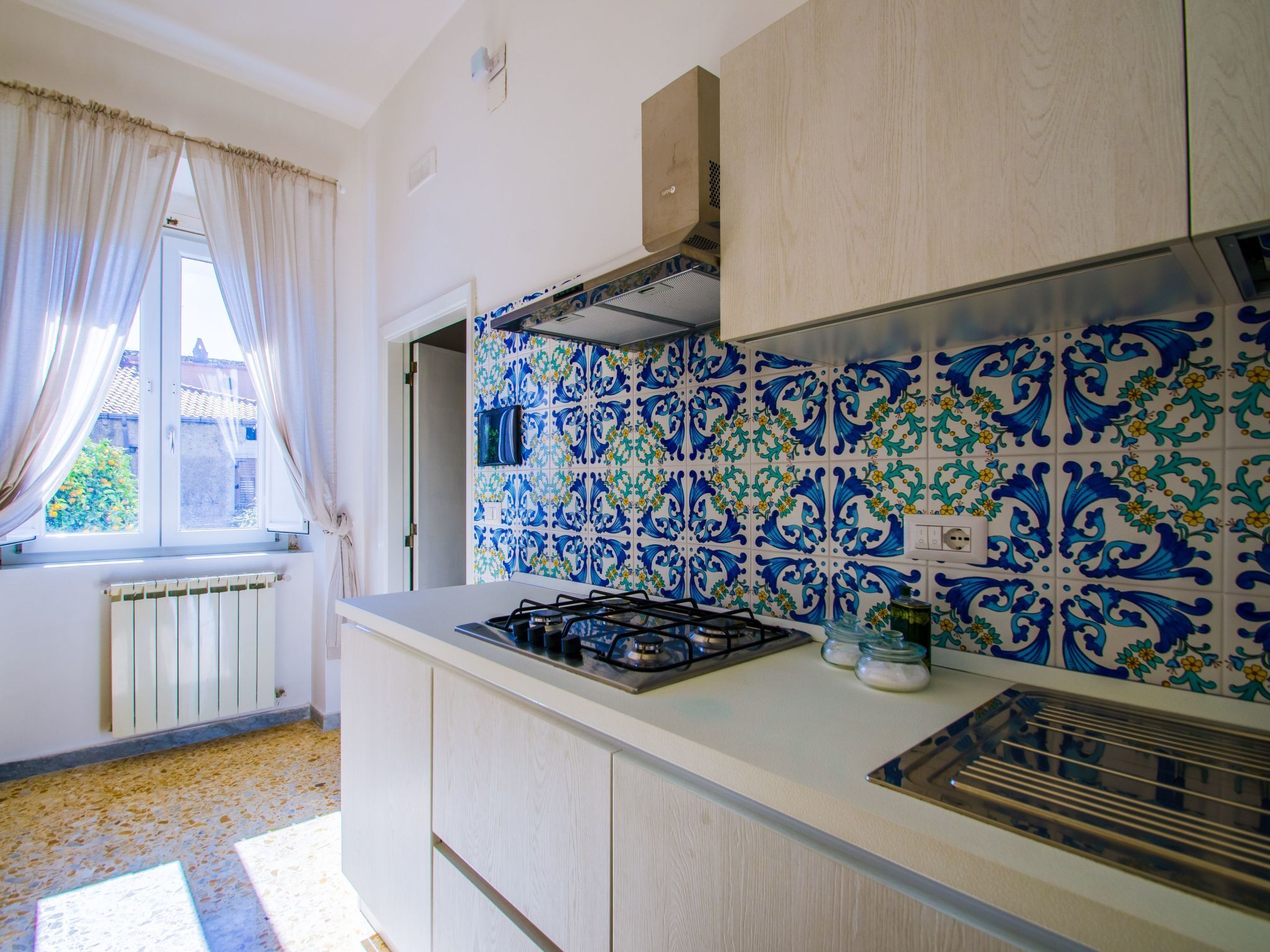 Fridge, cookware/dishes/utensils