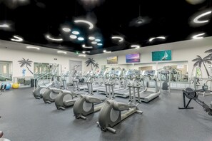 Ein Fitnessstudio mit Laufbändern, Crosstrainern und Krafttrainingsgeräten.