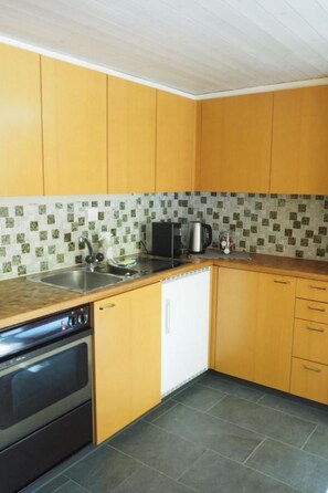 Fridge, oven, cookware/dishes/utensils - Appartement Gmeindmatte by Interhome (Meiringen)