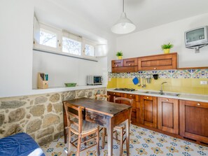 Fridge, cookware/dishes/utensils - Il Vicolo - Zweizimmerwohnung im Zentrum von Ceraso mit Küche und Terrasse, bis by Interhome (Ceraso)
