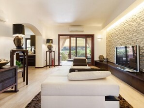 TV - Wohnung in Villasimius mit Möblierter Terrasse by Interhome (Villasimius)