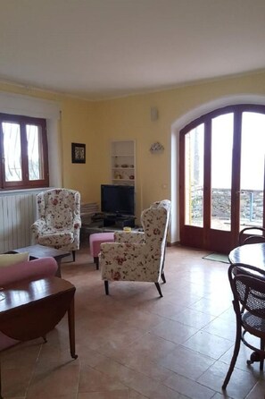 TV - mit Wasserblick by Interhome (Castelnuovo Magra)
