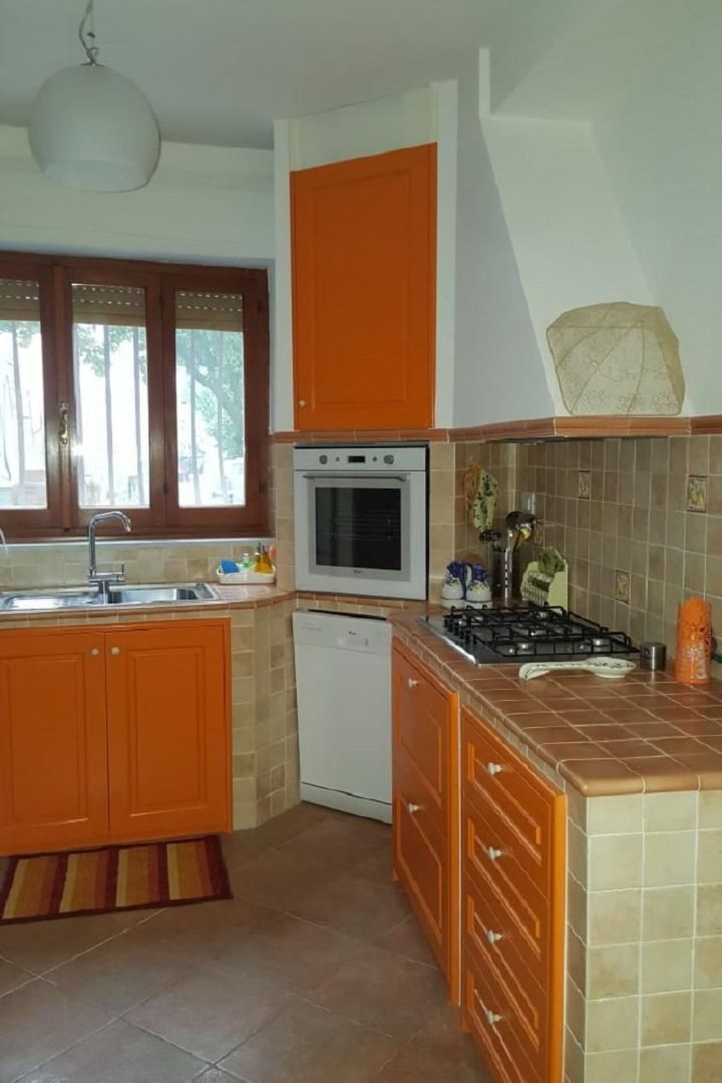 Refrigerador, horno, lavavajillas y utensilios de cocina 