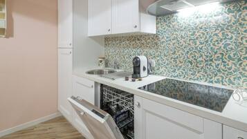 Frigorifero, microonde, lavastoviglie, pentole/stoviglie/utensili