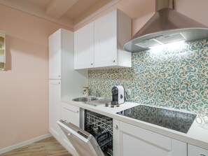 Frigorifero, microonde, lavastoviglie, pentole/stoviglie/utensili