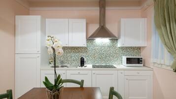 Frigorifero, microonde, lavastoviglie, pentole/stoviglie/utensili