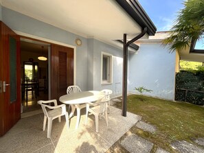 Outdoor dining - VILLA CASTORINI - B2 4+0 - B3003C (Bibione Pineda)
