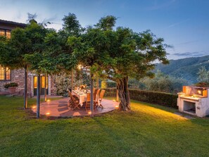 Outdoor dining - Ferienvilla "Roncovisi" mit Infinity-Pool by Interhome (Monsummano Terme)