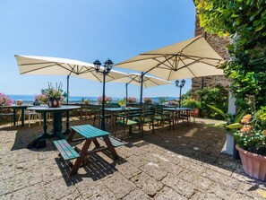 Outdoor dining - Wohnung 'Settimo Cielo3' mit Schwimmbad by Interhome (Massa)
