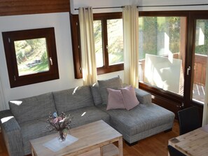 TV, fireplace - Residenz La Mora 04 by Interhome (La Punt-Chamues-ch)