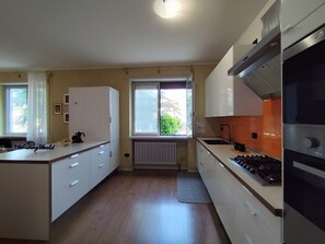Fridge, microwave, oven, dishwasher - Komfort auf der Bergseite bei Holiday World by Interhome (Piovene Rocchette)