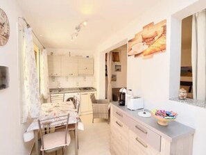 Fridge, microwave, dishwasher, cookware/dishes/utensils - Ein-Zimmer-Wohnung 'Sardesidence' in Strandnähe by Interhome (Costa Rei)