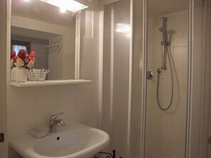 Towels - 'Camelia' mit Terrasse by Interhome (Castagneto Carducci)
