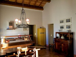 Frigorífico y utensilios de cocina