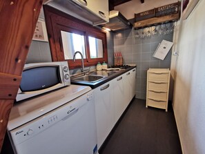 Fridge, microwave, oven, dishwasher - mit Wasserblick by Interhome (Costa Rei)