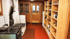 Une cuisine équipée d’une cuisinière, de placards et d’un réfrigérateur.
