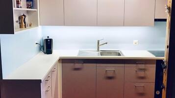 KĂŒhlschrank, Ofen, GeschirrspĂŒler, Kochgeschirr/Geschirr/Besteck