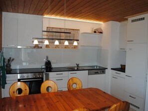 Kühlschrank, Ofen, Geschirrspüler, Kochgeschirr/Geschirr/Besteck