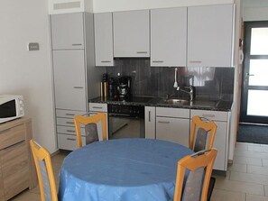 Kühlschrank, Mikrowelle, Ofen, Geschirrspüler