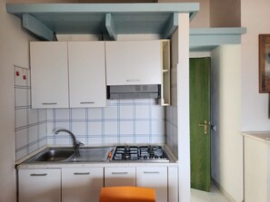 Kühlschrank, Mikrowelle, Kochgeschirr/Geschirr/Besteck