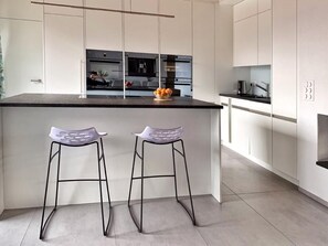 Réfrigérateur, micro-ondes, four, lave-vaisselle