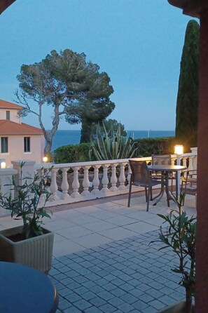 Outdoor dining - Apartment Mimosa by Interhome (Saint-Raphaël)