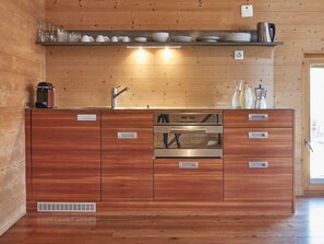 Refrigerador, horno, utensilios de cocina