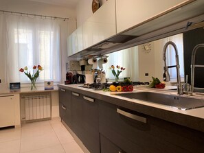 Refrigerador, microondas, lavavajillas, utensilios de cocina