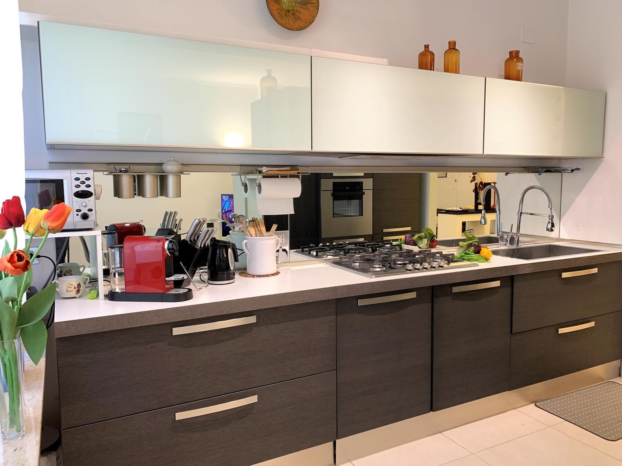 Fridge, microwave, dishwasher, cookware/dishes/utensils