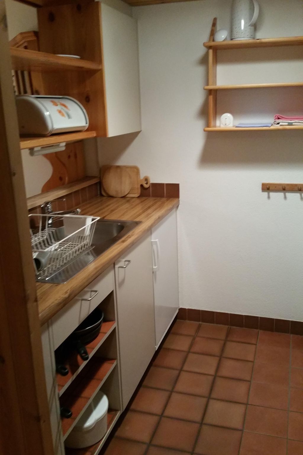 Kühlschrank, Ofen, Kochgeschirr/Geschirr/Besteck