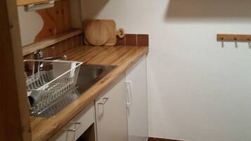 KĂŒhlschrank, Ofen, Kochgeschirr/Geschirr/Besteck