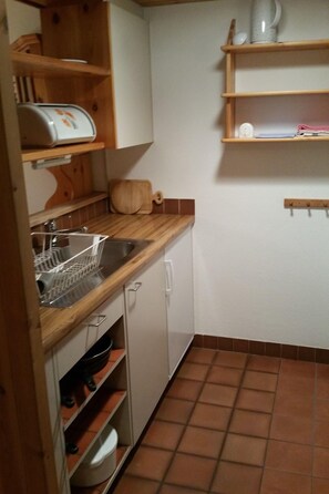 Réfrigérateur, four, batterie de cuisine, vaisselle et ustensiles