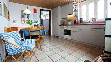 Fridge, oven, cookware/dishes/utensils