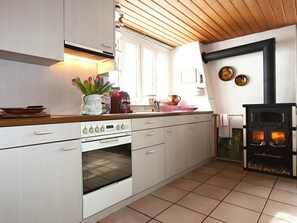 Réfrigérateur, four, batterie de cuisine, vaisselle et ustensiles