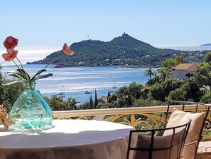 Outdoor dining - Villa Aurélie mit Meersicht by Interhome (Saint-Raphaël)