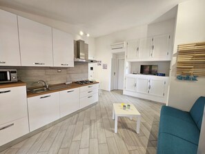 Kühlschrank, Mikrowelle, Ofen, Geschirrspüler