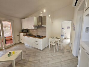 Kühlschrank, Mikrowelle, Ofen, Geschirrspüler